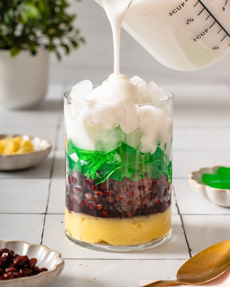 Vietnamese Che Ba Mau (Three-Color Dessert)