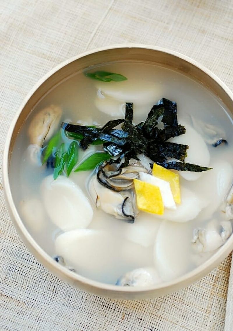 Tteok-guk with Clams