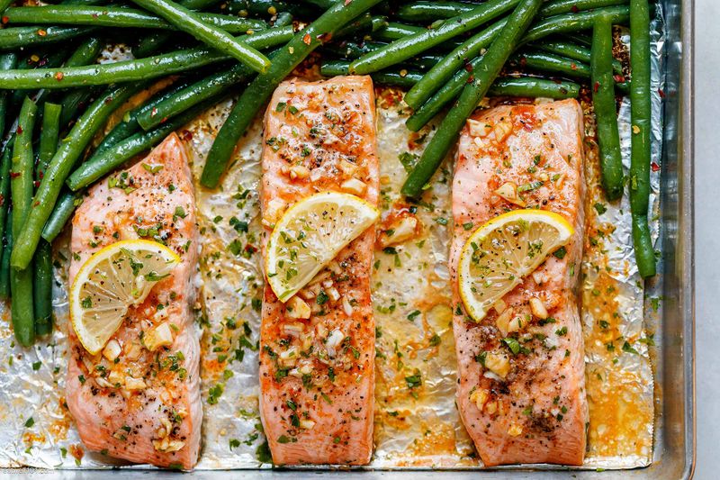 Baked Salmon with Garlic Green Beans