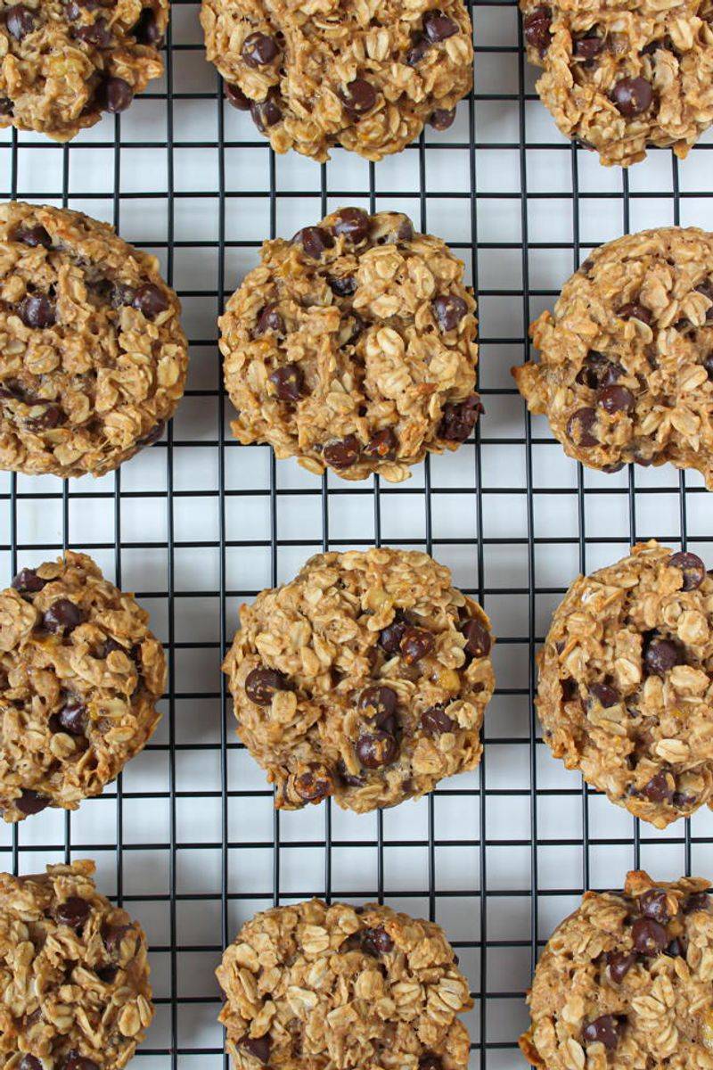 Cinnamon Banana Oat Cookies With Dark Chocolate Chips