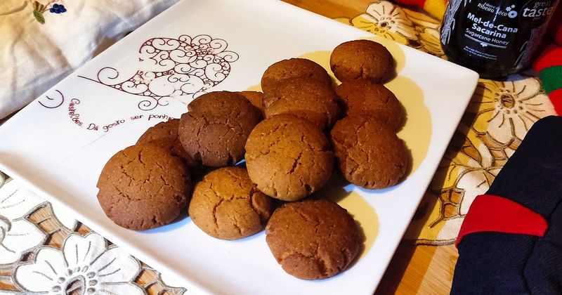 Broas de Mel (Molasses Christmas Cookies)
