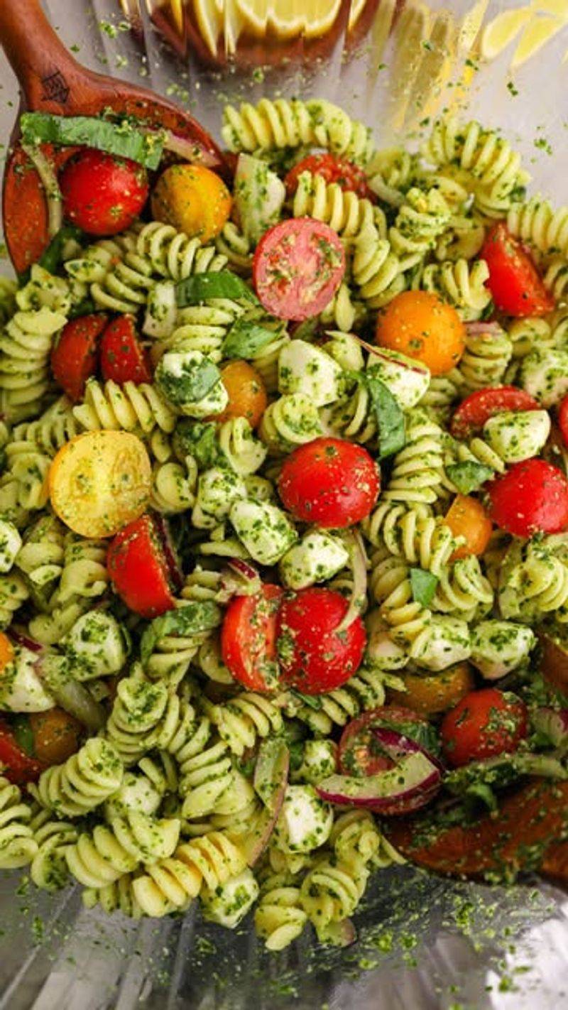 Pesto Pasta with Cherry Tomatoes and Mozzarella