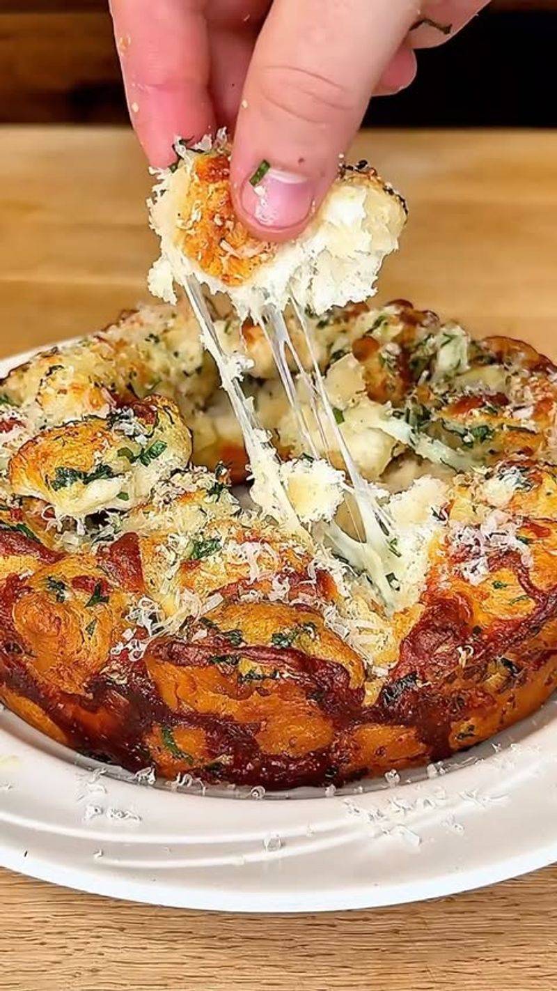 Savoury Monkey Bread with Garlic and Cheese