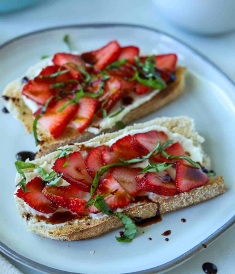 Ricotta Cheese with Strawberries and Balsamic Glaze
