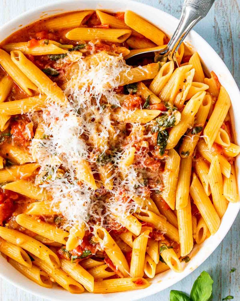 One-Pot Tomato Basil Pasta With Canned Crushed Tomatoes And Fresh Garlic