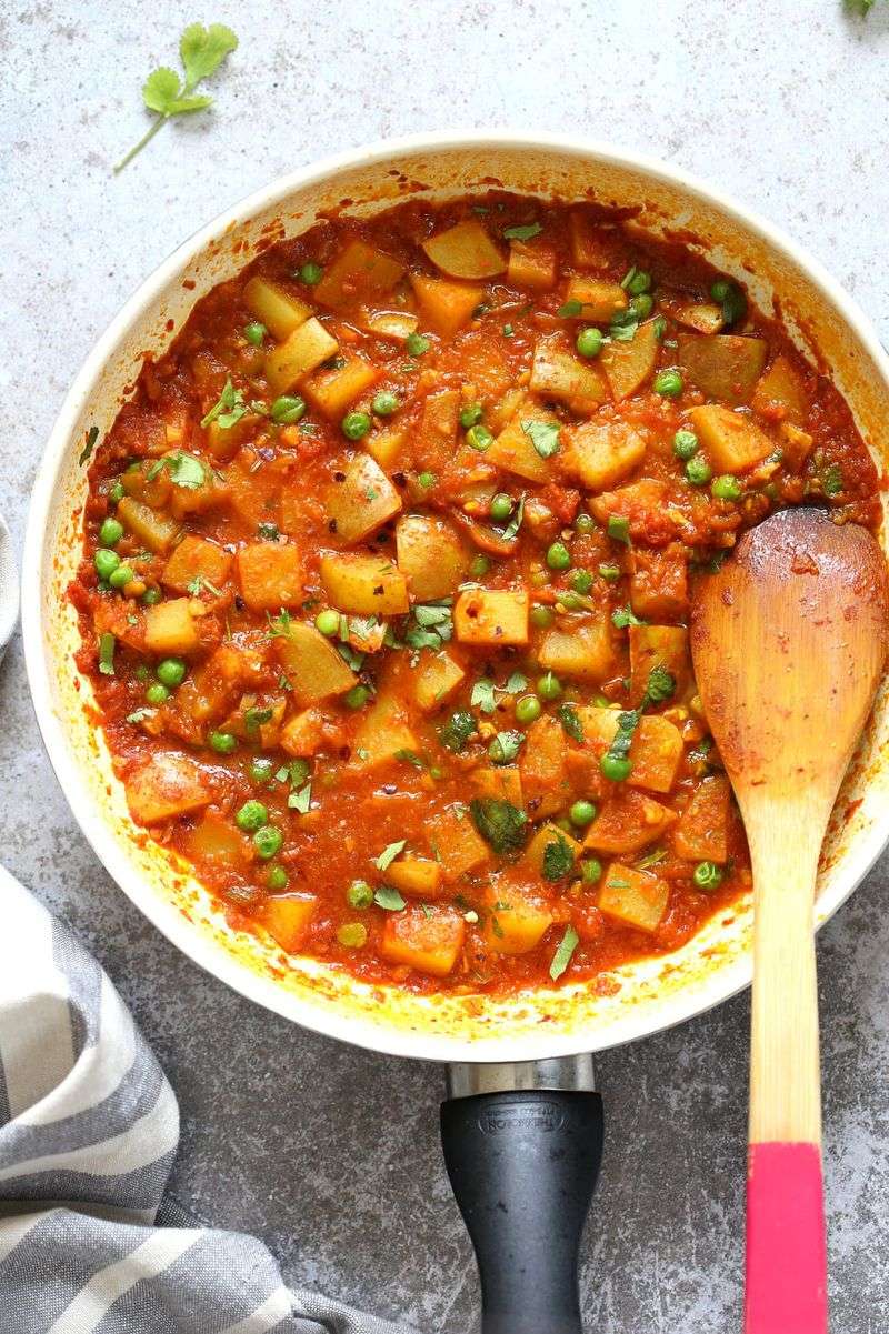 Aloo Matar (Potatoes and Peas in Tomato Sauce)