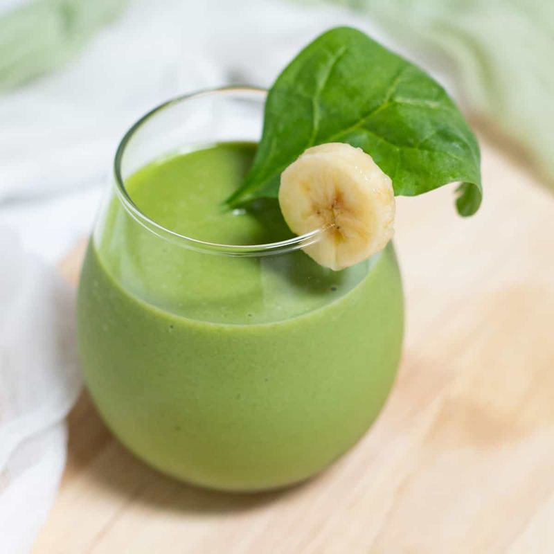 Smoothie with Spinach, Banana, and Almond Milk