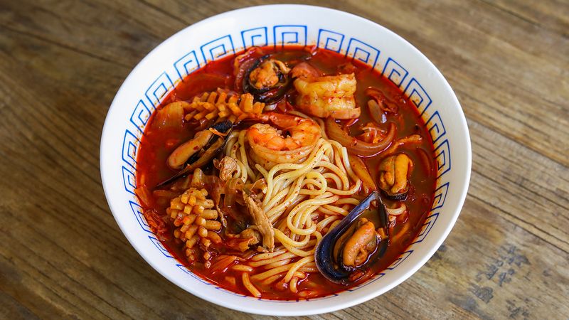 Jjamppong (Spicy Seafood Noodle Soup)