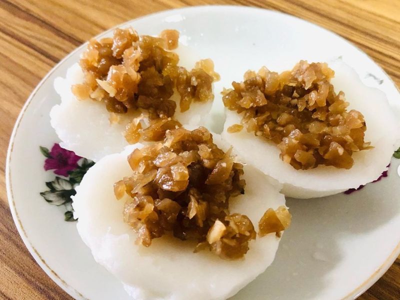 Chwee Kueh (Singaporean Steamed Water Rice Cake)