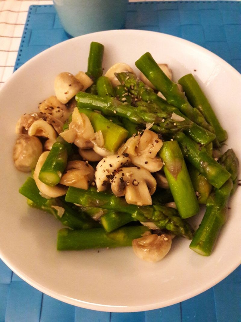 Mang Tay Xao - Stir-Fried Asparagus with Oyster Sauce