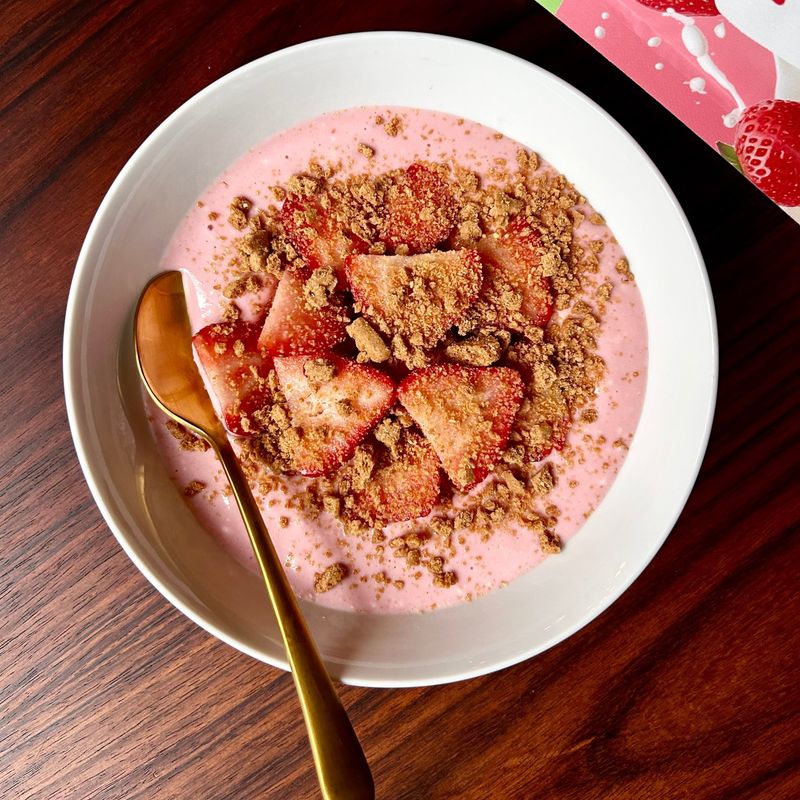 Strawberry Cheesecake Smoothie Bowl