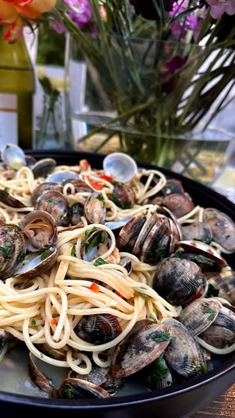 Pipi Clam Spaghetti with White Wine and Garlic