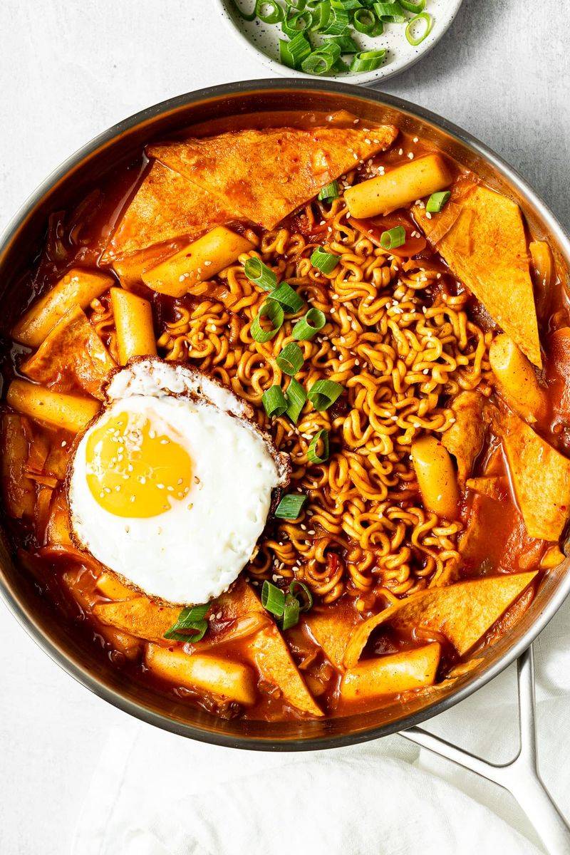 Tteokbokki with Ramyeon (Spicy Rice Cake Noodles)