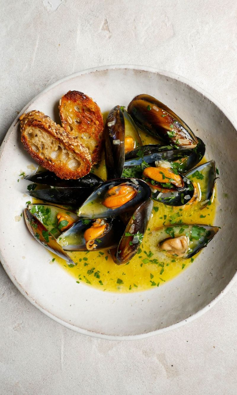Mussels in White Wine and Garlic Broth