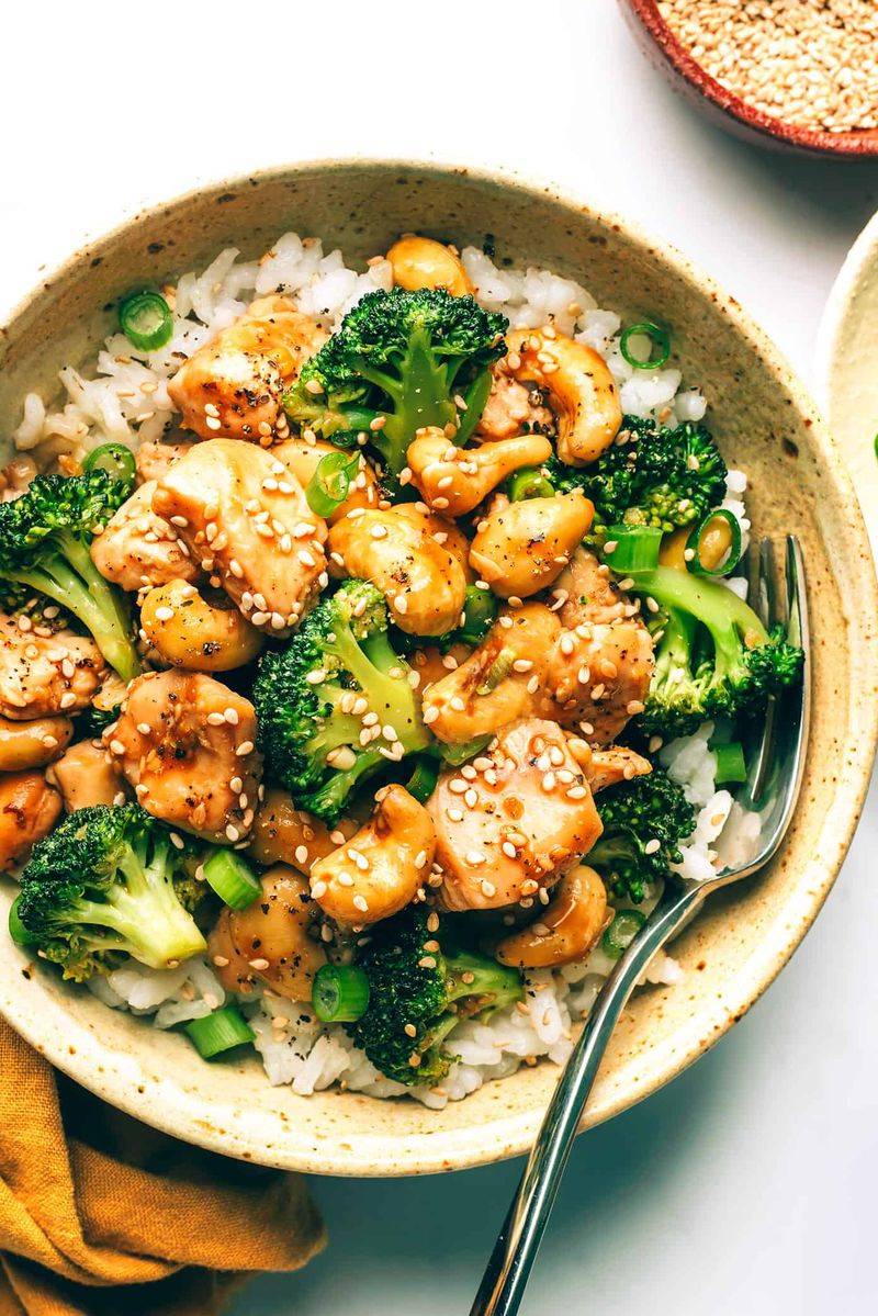 Stir-Fried Broccoli With Toasted Cashews