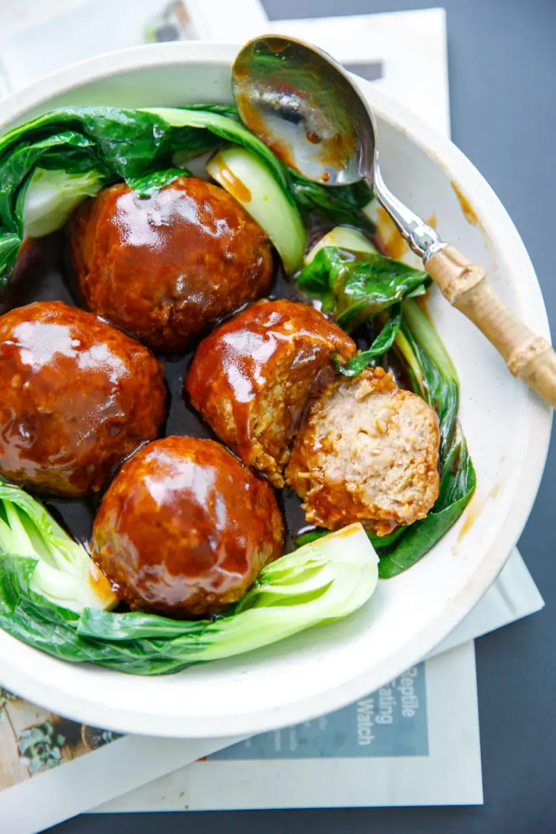 Chinese Lion's Head Meatballs (Shizi Tou)