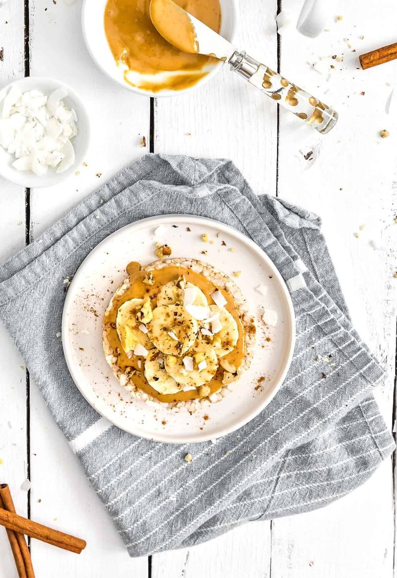 Rice Cakes with Peanut Butter and Banana
