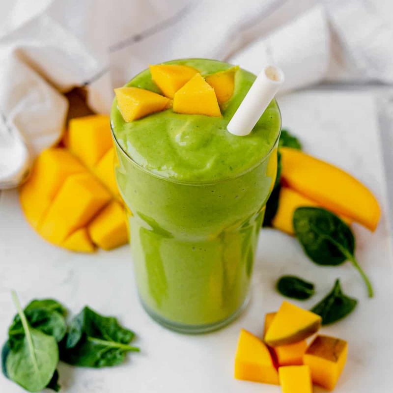 Smoothie with Spinach and Mango