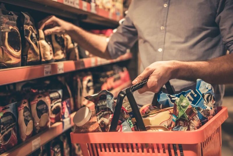 Whether to Grab a Basket or a Cart