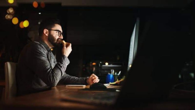Eating at Night Makes You Gain Weight