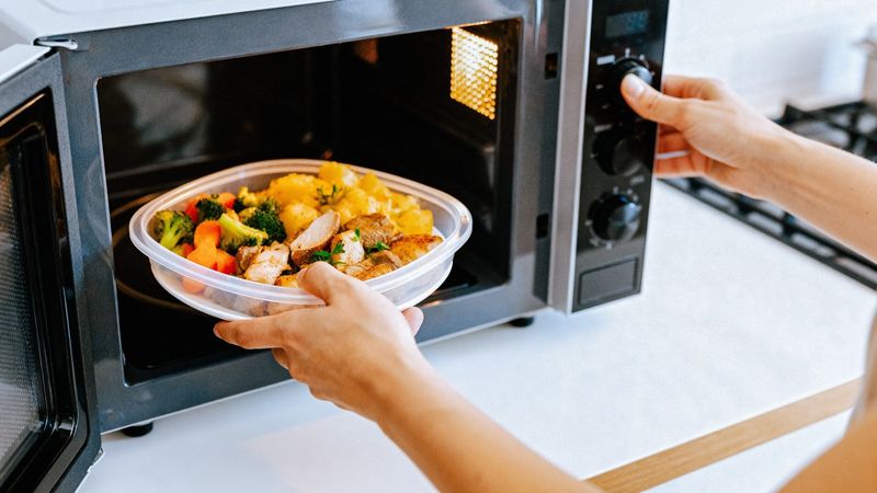 Microwaving Food Destroys Its Nutrients