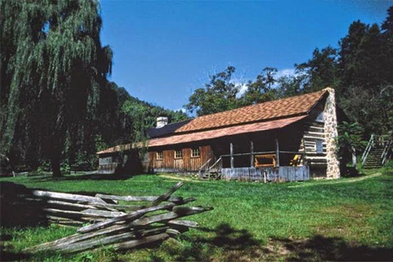 Charit Creek Lodge, Oneida, TN