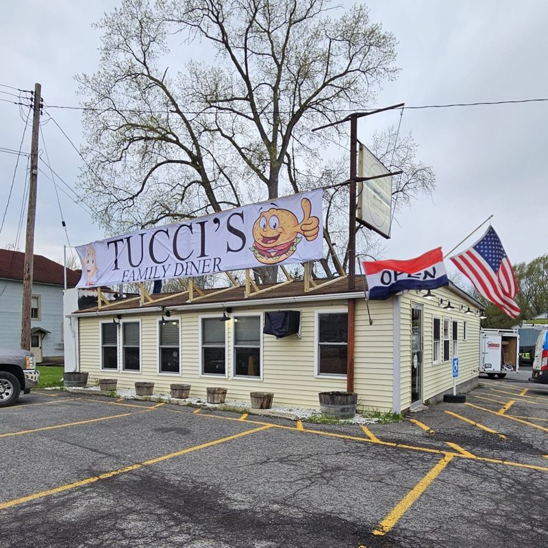 Tucci's Family Diner